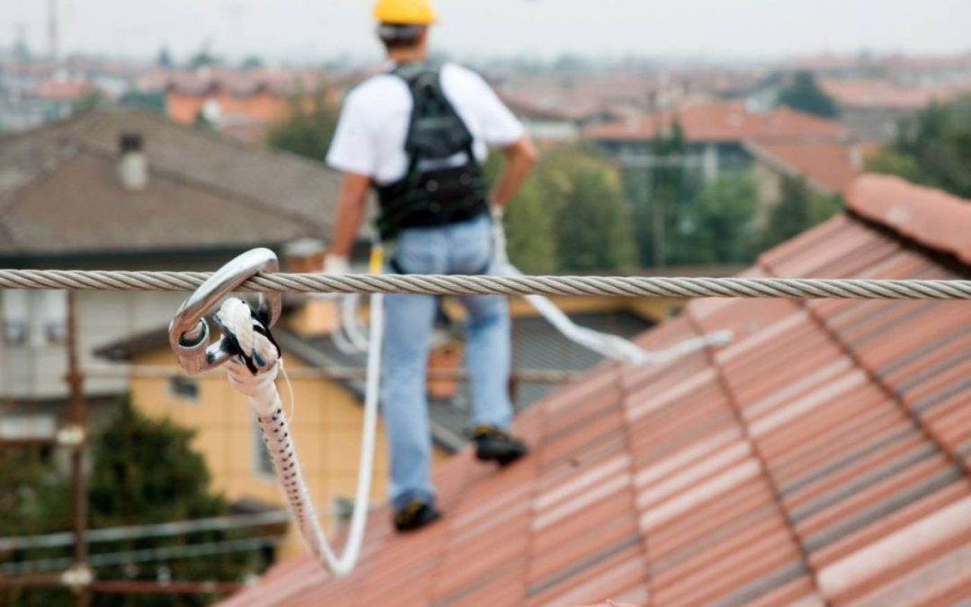 Lavori sul tetto? Hai già installato una linea vita?